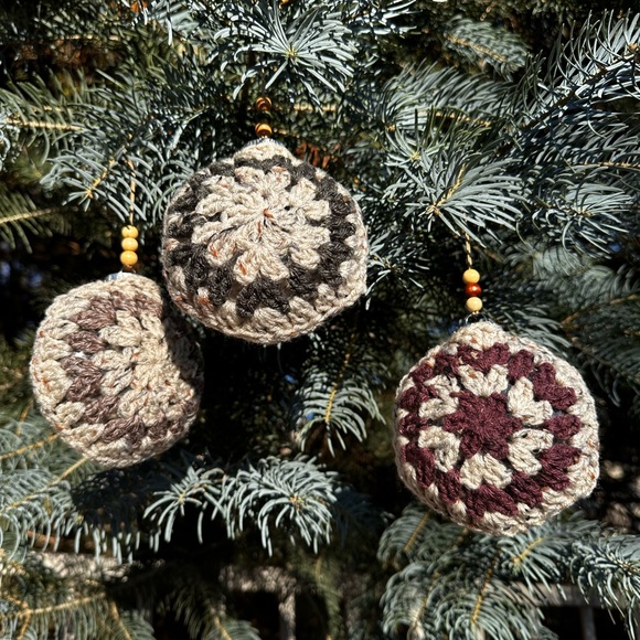 Hand knit/crochet country style Christmas ornaments, set of 3 - Picture 6 of 11